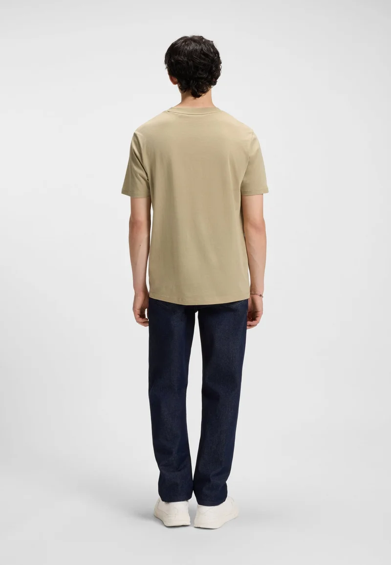 هوجو تيشيرت قطن جيرسيه بطبعة شعار مقسوم